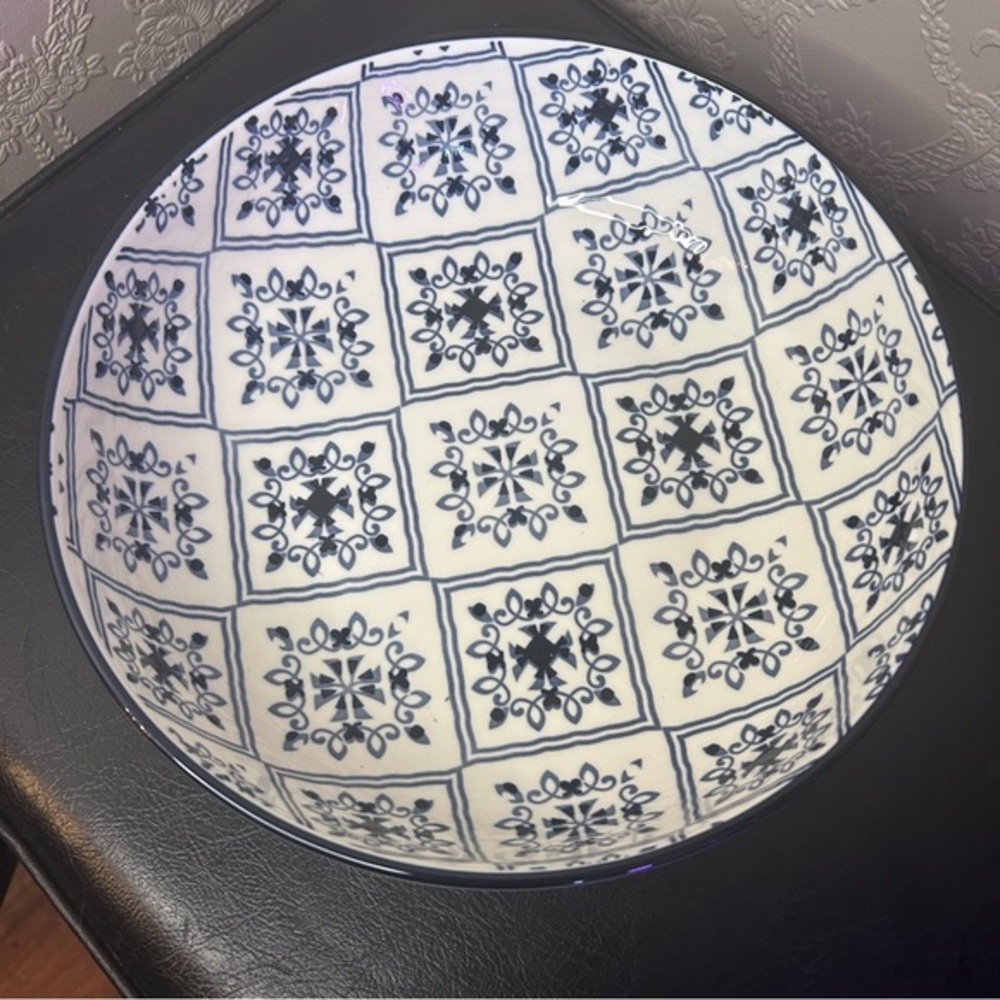 Orly Maison New York blue and white ceramic
Serving Bowl